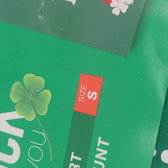 St Patrick's Day "Kiss Me I'm Irish" Green Shamrock Rainbow T-shirt - Picture 6 of 6